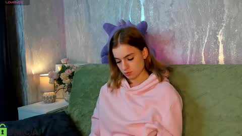 Stacey GMT5 Mo Tu We Th Fr Sa 3am -10am online show from December 19, 1:01 am