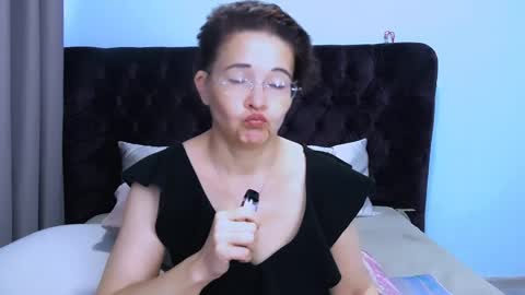 Snapshot of staceydarling chatting on May 9, 4:39 am staceydarling online show from May 9, 4:39 am