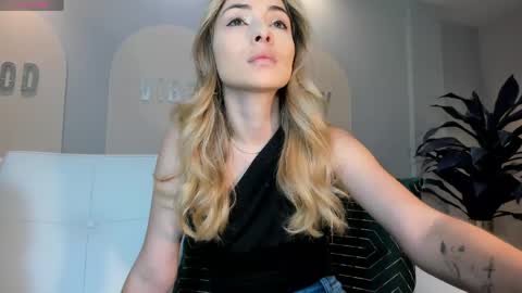 Stacy Woods online show from April 23, 11:42 am