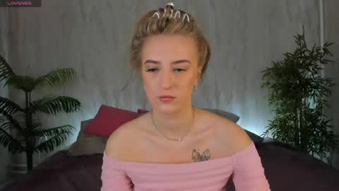 Snapshot of stacy_riiver chatting on June 7, 9:24 am Stacy Mon Tue Wed Thu Fri Sun GMT GMT 3 1000am - 0400pm online show from June 7, 9:24 am