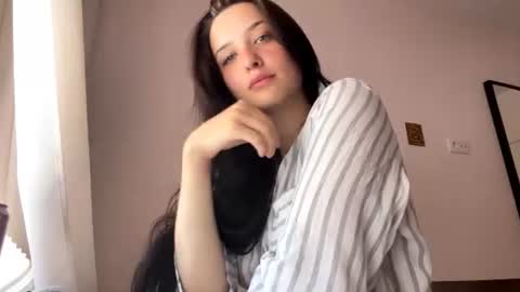Snapshot of starlabieler chatting on June 26, 10:41 am Lola online show from June 26, 10:41 am