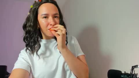 Snapshot of stayluna chatting on December 16, 8:03 pm stayluna online show from December 16, 8:03 pm