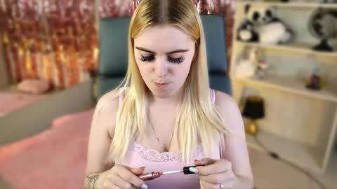 Snapshot of stef_nicks chatting on May 1, 9:03 am stef_nicks online show from May 1, 9:03 am