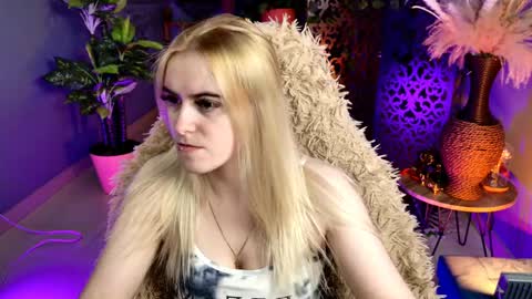 Snapshot of stef_nicks chatting on May 10, 9:03 am stef_nicks online show from May 10, 9:03 am