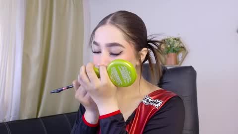 stefannycipriani_ online show from June 8, 3:34 pm