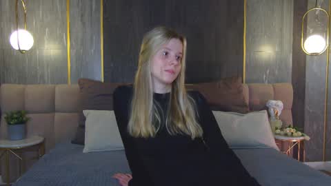 Snapshot of stefie_wells chatting on April 1, 7:09 am Stefie online show from April 1, 7:09 am