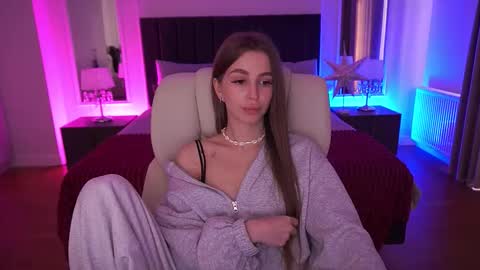 stellahoneywell online show from March 26, 7:25 am