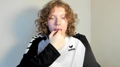 S T E L L A online show from November 4, 8:13 am