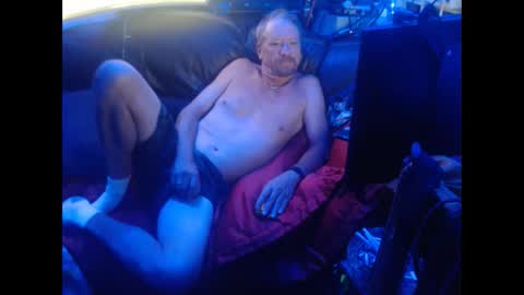 Snapshot of stevemiller0973 chatting on May 17, 9:49 am TheCapt. online show from May 17, 9:49 am
