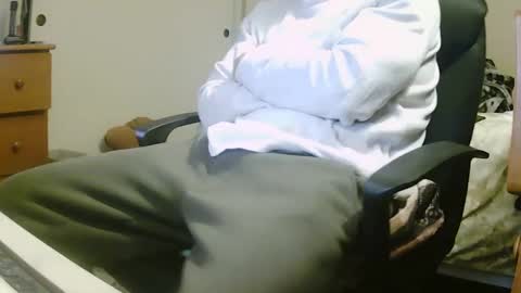 Snapshot of stevo69697 chatting on December 4, 5:16 am Chillguy online show from December 4, 5:16 am