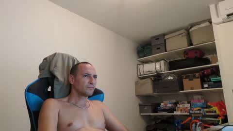 Snapshot of stickolive1 chatting on August 3, 8:01 pm stickolive1 online show from August 3, 8:01 pm