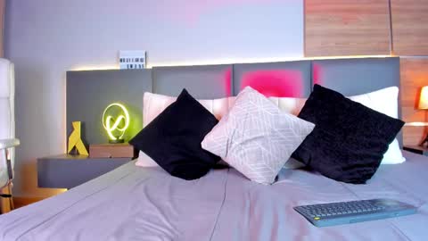 Stone Lee  online show from February 15, 9:05 am