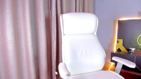 Stone Lee  online show from February 17, 11:02 am