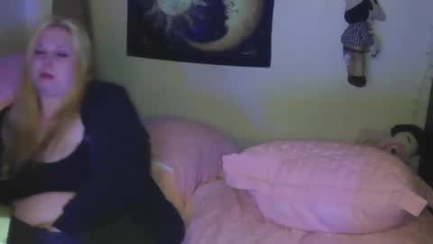 Snapshot of stoned2dabones666 chatting on December 12, 12:33 pm Haily online show from December 12, 12:33 pm