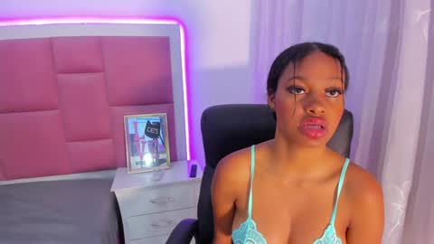 Snapshot of stormihills chatting on December 5, 1:38 pm Sweety Stormi  online show from December 5, 1:38 pm