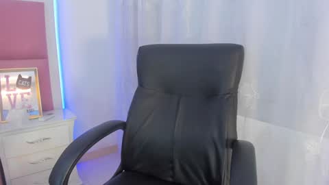 Snapshot of stormihills chatting on December 13, 4:38 pm Sweety Stormi  online show from December 13, 4:38 pm