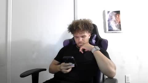 Snapshot of str8dj chatting on September 17, 3:52 am Dj online show from September 17, 3:52 am