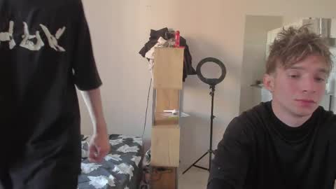 Snapshot of stralght_twinks chatting on June 2, 4:47 am Ray online show from June 2, 4:47 am