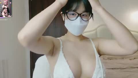 Snapshot of strawberry_loveee chatting on July 15, 1:55 am strawberry_loveee online show from July 15, 1:55 am
