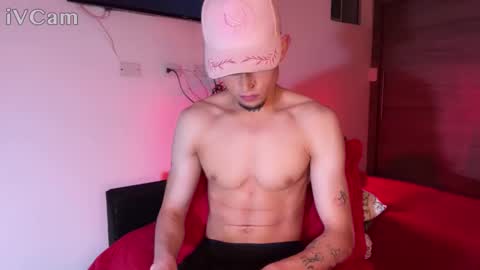 Snapshot of stronghardlatino chatting on December 16, 2:49 am stronghardlatino online show from December 16, 2:49 am