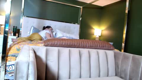 Snapshot of suburbanmoxxxie chatting on October 12, 7:40 am Suburban Moxxxie online show from October 12, 7:40 am