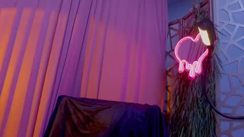 Snapshot of succubus_rosemilk chatting on May 18, 12:18 am Succubus RoseMilk online show from May 18, 12:18 am