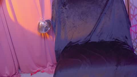Snapshot of succubus_rosemilk chatting on May 22, 11:21 pm Succubus RoseMilk online show from May 22, 11:21 pm