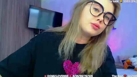 suchcute_ online show from March 6, 2:41 am