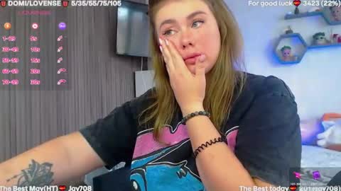 suchcute_ online show from May 8, 2:39 am