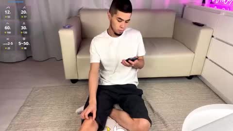 Snapshot of sue_star chatting on December 12, 12:33 pm Emmy online show from December 12, 12:33 pm