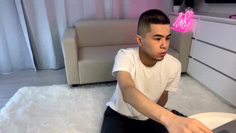 Snapshot of sue_star chatting on February 6, 9:00 am Emmy online show from February 6, 9:00 am