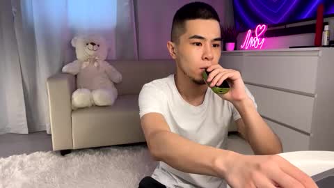 Snapshot of sue_star chatting on March 12, 9:12 am Emmy online show from March 12, 9:12 am