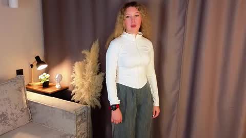 Snapshot of sueholt chatting on November 18, 1:15 pm Sue online show from November 18, 1:15 pm