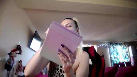 Snapshot of sugar_mayy chatting on December 20, 7:12 am May online show from December 20, 7:12 am