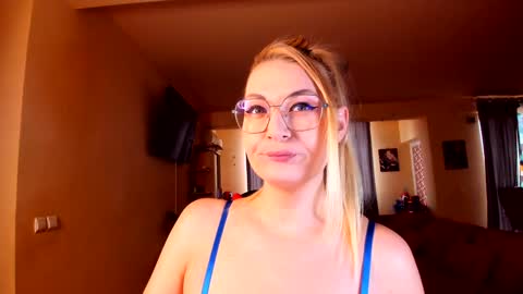 Snapshot of sugar_mayy chatting on February 8, 11:01 am May online show from February 8, 11:01 am