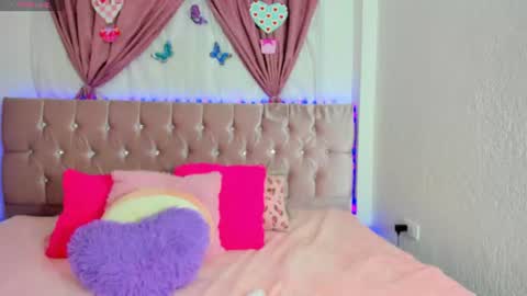 Snapshot of summer_girls01 chatting on July 10, 11:40 pm summer_girls01 online show from July 10, 11:40 pm