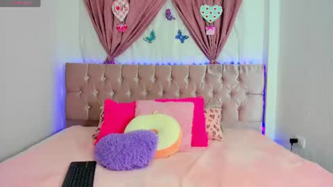 Snapshot of summer_girls01 chatting on July 12, 1:07 am summer_girls01 online show from July 12, 1:07 am