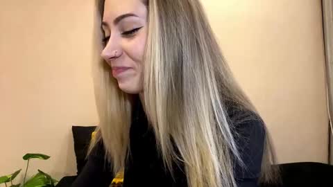 Snapshot of sun_under_dark chatting on December 14, 8:30 am Lexi online show from December 14, 8:30 am