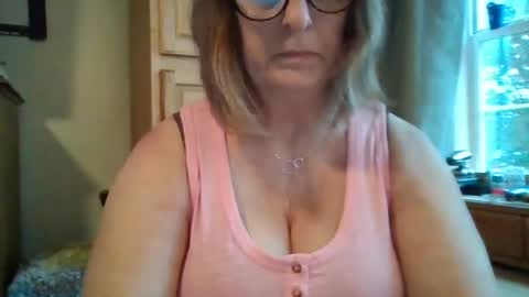 Snapshot of sunflower556 chatting on August 3, 12:10 pm Sunflower online show from August 3, 12:10 pm
