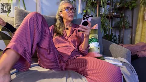 Snapshot of sunnie_dayz chatting on September 24, 4:16 am Hi Im Sunnie - Next show Friday August 1 online show from September 24, 4:16 am