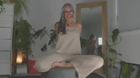 Snapshot of sunnie_dayz chatting on May 8, 10:26 pm Hi Im Sunnie - Next show Friday August 1 online show from May 8, 10:26 pm