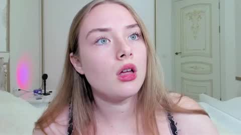 Snapshot of sunny_love__ chatting on November 7, 12:27 pm Vanessa online show from November 7, 12:27 pm