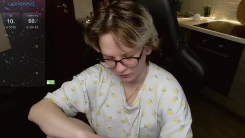 Snapshot of sunny_mood chatting on June 5, 6:31 am sunny mood online show from June 5, 6:31 am