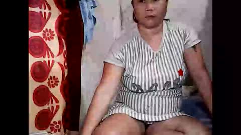 Snapshot of sunshine_38 chatting on March 8, 2:04 am sunshine_38 online show from March 8, 2:04 am