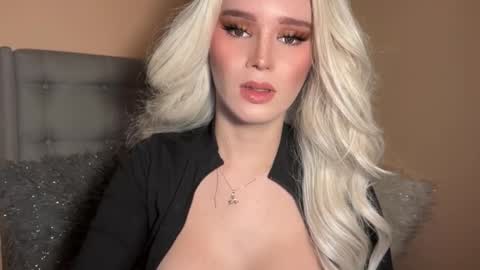 Mia online show from January 16, 4:38 am