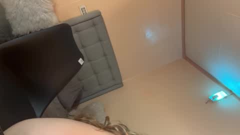 Mia online show from February 14, 2:54 pm