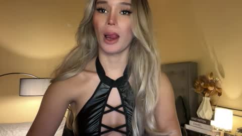 Mia online show from November 4, 5:28 am