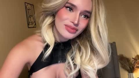 Mia online show from November 13, 7:57 pm