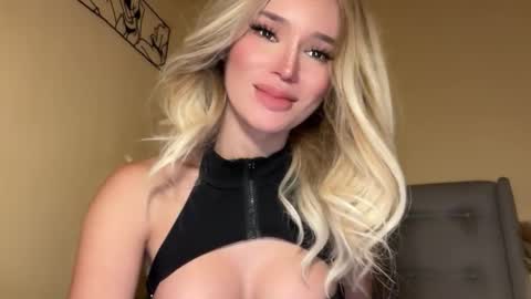 Mia online show from November 24, 8:47 am