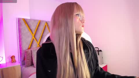 Snapshot of susan_hottye_ chatting on December 17, 11:49 am Susan online show from December 17, 11:49 am